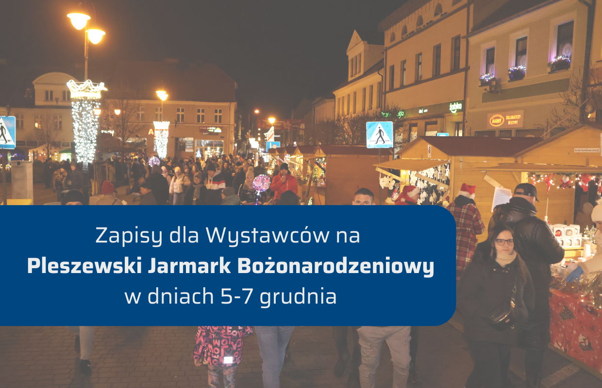 Baner z tłem z domków jarmarcznych na pleszewskim rynku informujący o rozpoczęciu naboru wystawców na Pleszewski Jarmark Bożonarodzeniowy 2025
