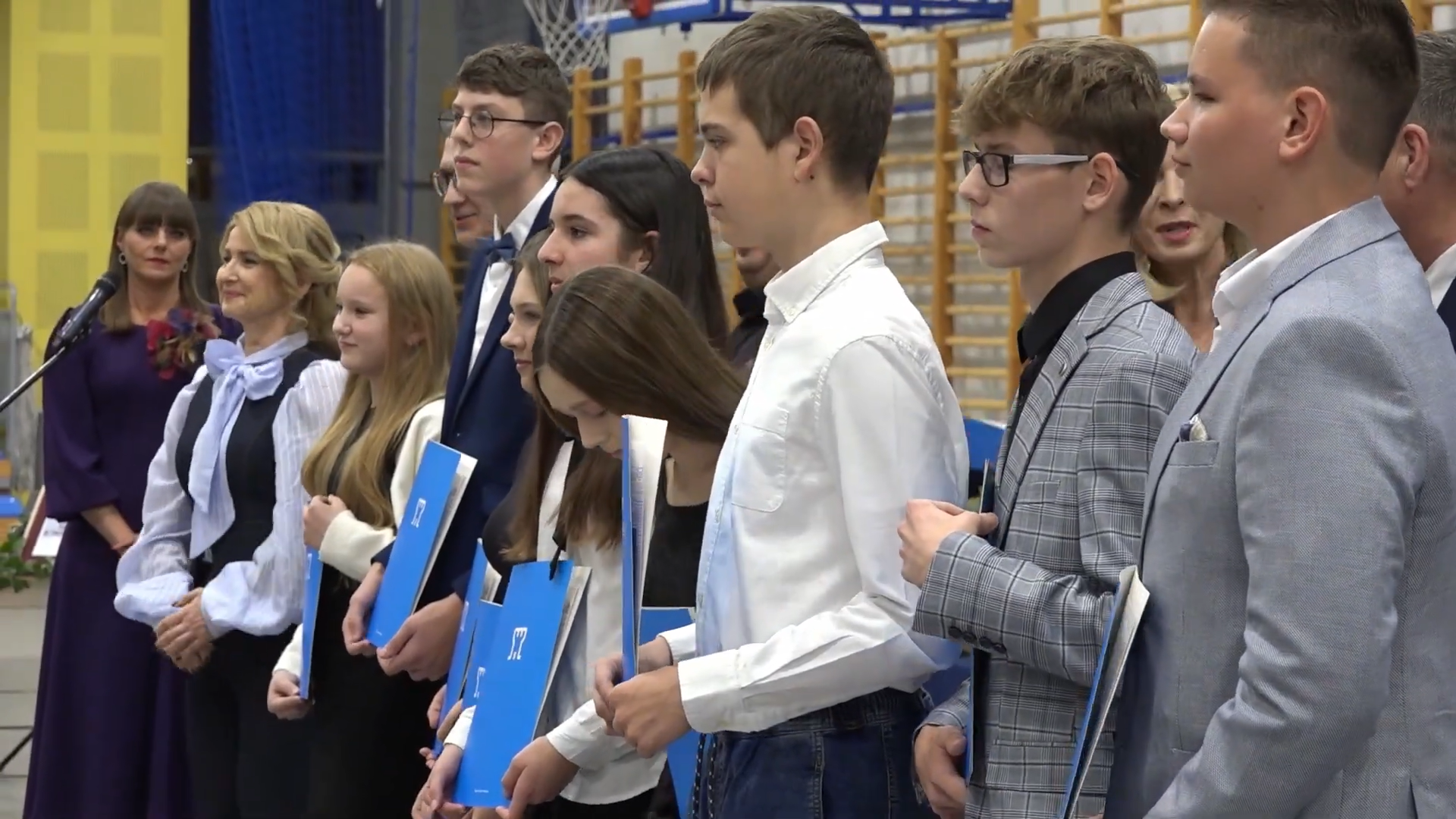 Okładka Flesza PPL październik 2025, która przedstawia dzieci uczestniczące we wręczeniu stypendiów Miasta i Gminy Pleszew za osiągnięcia w nauce.