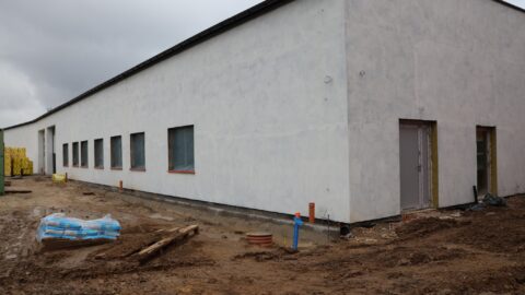 Budynek warsztatowy przy Centralnej Stacji Wodociągowej w Pleszewie w budowie.