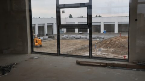 Budynek warsztatowy przy Centralnej Stacji Wodociągowej w Pleszewie w budowie widziany z okna CSW.