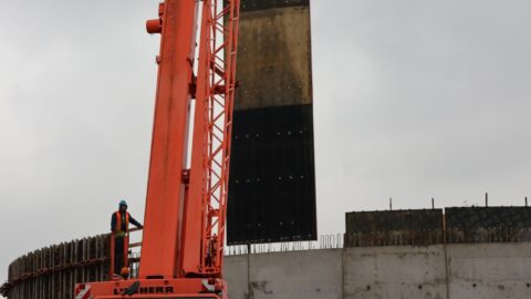 Sprzęt budowlany na placu budowy nowego zbiornika do uzdatniania wody przy stacji wodociągowej w Pleszewie.