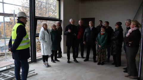 Radni wizytujący budowę Centralnej Stacji Wodociągowej w Pleszewie.