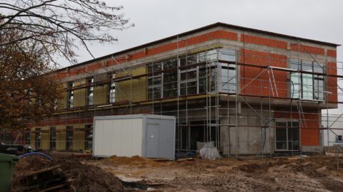 Budynek Centralnej Stacji Wodociągowej w Pleszewie w budowie.