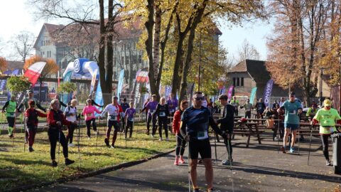 Uczestnicy Marszu Nordic Walking w pleszewskich Plantach biorących udział w rozgrzewce