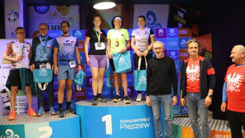 Uczestnicy Marszu Nordic Walking w pleszewskich Plantach biorących udział w podsumowaniu wyników na kręgielni.