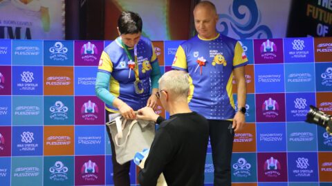 Uczestnicy Marszu Nordic Walking w pleszewskich Plantach biorących udział w podsumowaniu wyników na kręgielni.