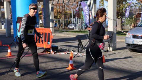 Uczestnicy Marszu Nordic Walking w pleszewskich Plantach biorących udział w rywalizacji