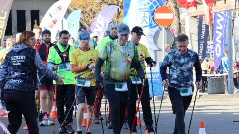 Uczestnicy Marszu Nordic Walking w pleszewskich Plantach biorących udział w rywalizacji