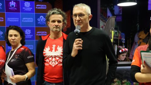 Burmistrz przemawiający podczas ogłoszenia wyników Mistrzostw Polski Nordic Walking w kręgielni "Planty".