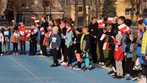 Dzieci uczestniczące w biegu niepodleglości na stadionie miejskim w Pleszewie.