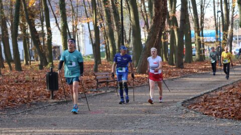 Uczestnicy Marszu Nordic Walking w pleszewskich Plantach biorących udział w rywalizacji
