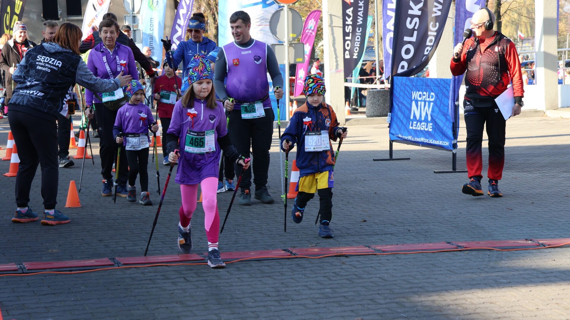 Uczestnicy Marszu Nordic Walking w pleszewskich Plantach biorących udział w rywalizacji
