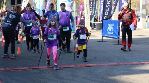 Uczestnicy Marszu Nordic Walking w pleszewskich Plantach biorących udział w rywalizacji