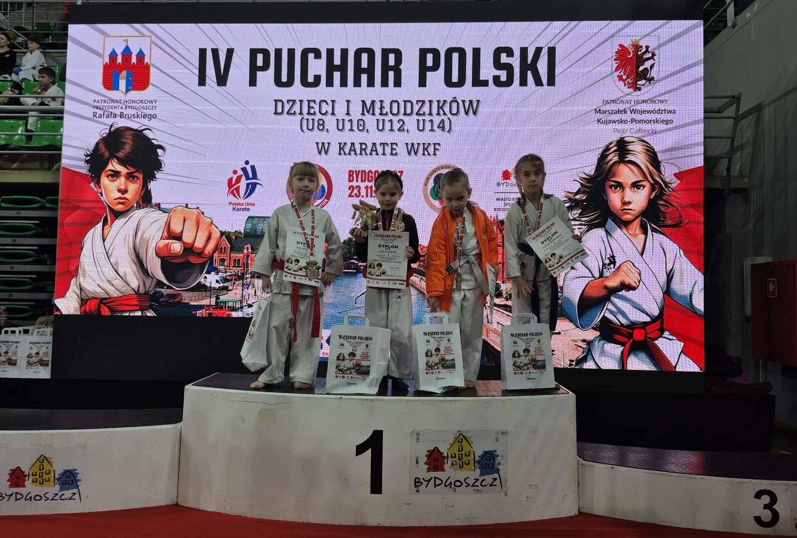 Mali karatecy na podium zawodów o puchar polski w Bydgoszczy.