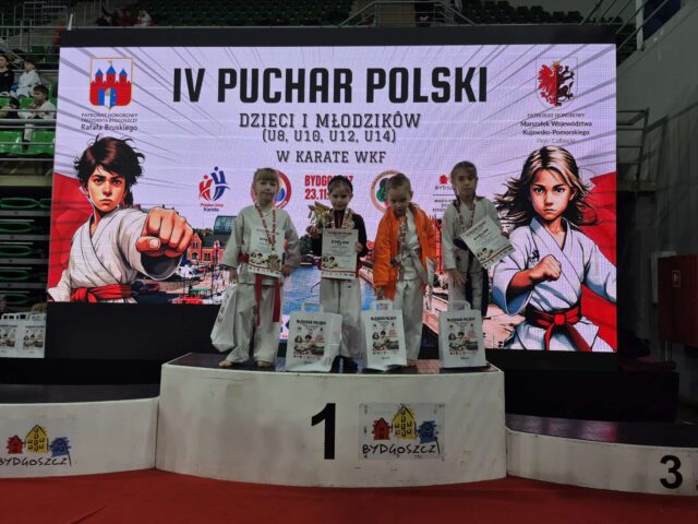 Mali karatecy na podium zawodów o puchar polski w Bydgoszczy.