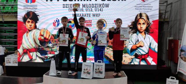 Mali karatecy na podium zawodów o puchar polski w Bydgoszczy.