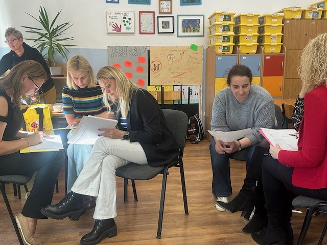 Nauczyciele biorący udział w szkoleniach z programów profilaktycznych dla uczniów.