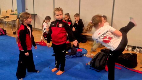 Zawodnicy Pleszewskiego Klubu Karate podczas zawodów karate w Środzie Wlkp.