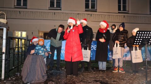 Wspólne odpalenie choinki na scenie na pleszewskim rynku przed ratuszem.