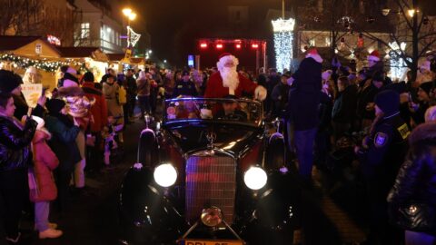 Przyjazd św. Mikołaja kabrioletem wśród setki osób zgromadzonych na pleszewskim Rynku.