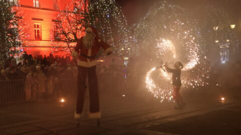 Pokaz Teatru Ognia podczas wydarzeń świątecznych na pleszewskim Rynku.