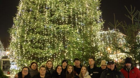 Rodzina na tle choinki na pleszewskim Rynku.