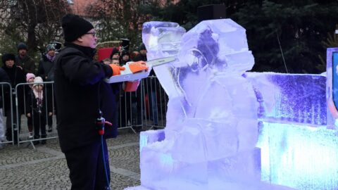 Rzeźbienie w lodzie przez wicemistrza świata na pleszewskim rynku.