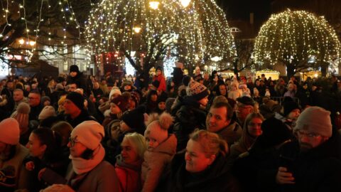 Tłumy zgromadzone na świątecznym wydarzeniu na pleszewskim Rynku.