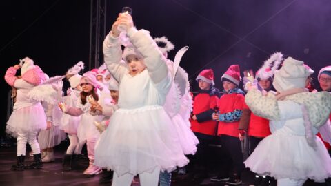 Przedszkolaki na scenie podczas wystawiania jasełek.