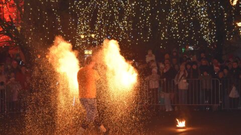 Pokaz Teatru Ognia podczas wydarzeń świątecznych na pleszewskim Rynku.