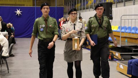 Harcerze niosący Betlejemskie Światło Pokoju podczas Wigilii dla Samotnych w Pleszewie.