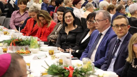 Zaproszeni goście na Wigilii dla Samotnych w Pleszewie.