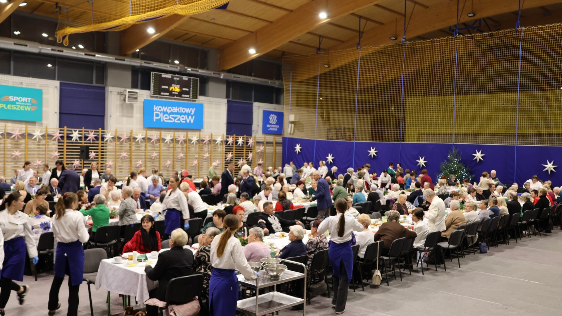 Zaproszeni goście na Wigilii dla Samotnych w Pleszewie.