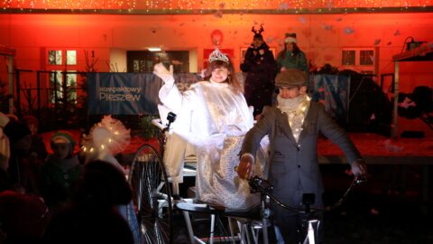 Królowa Śniegu na rowerze prowadząca Orszak Królowej Śniegu.