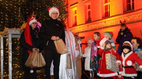 Wręczenie nagród w świątecznym konkursie na najlepsze przebranie podczas wydarzenia "Pleszew wita Boże Narodzenie" na pleszewskim Rynku.
