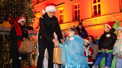 Wręczenie nagród w świątecznym konkursie na najlepsze przebranie podczas wydarzenia "Pleszew wita Boże Narodzenie" na pleszewskim Rynku.
