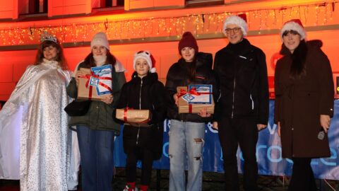 Wręczenie nagród w świątecznym konkursie literackim podczas wydarzenia "Pleszew wita Boże Narodzenie" na pleszewskim Rynku.