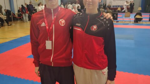 Zawodnicy i trenerzy Pleszewskiego Klubu Karate podczas zawodów karate w Środzie Wlkp.