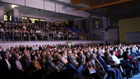 608165277_1558685071831583_5401349532375053136_n Pełna publiczność w hali sportowej podczas koncertu noworocznego.