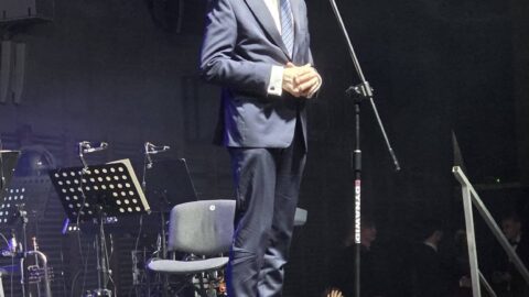 612100702_1558685828498174_3897993564943999168_n burmistrz przemawiający na scenie podczas koncertu noworocznego w hali sportowej.