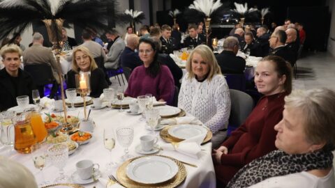 osoby siedzące przy okrągłym stole podczas spotkania noworocznego z organizacjami pozarządowymi