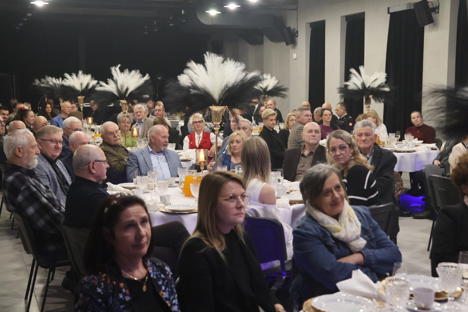 osoby siedzące przy okrągłym stole podczas spotkania noworocznego z organizacjami pozarządowymi