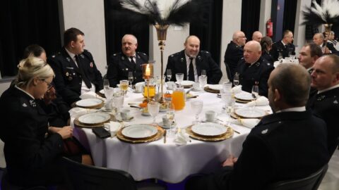 osoby siedzące przy okrągłym stole podczas spotkania noworocznego z organizacjami pozarządowymi