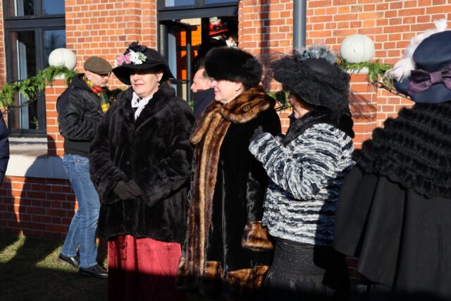 Uczestnicy inscenizacji historycznej z okazji rocznicy pierwszego kursu kolejki wąskotorowej przy dawnym dworcu.