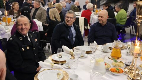 osoby siedzące przy okrągłym stole podczas spotkania noworocznego z organizacjami pozarządowymi