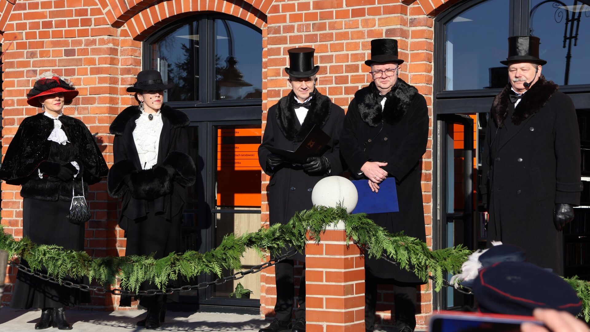 Aktorzy w inscenizacji historycznej podczas obchodów rocznicy pierwszego kursu kolejki wąskotorowej.