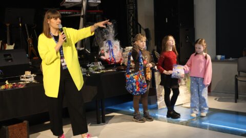 618778888_1209361071337440_4883917162710330562_n Licytacje gadżetów podczas finału WOŚP w Zajezdni Kultury w Pleszewie.