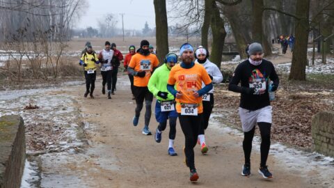 619128219_1208695571403990_3348417948583801415_n Biegacze na trasie pleszewskiego biegu "Policz się cukrzycą" w Plantach.
