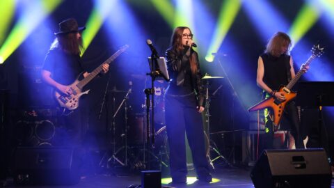 619190687_1209361618004052_2258079659906776085_n zespół złożony 3 mężczyzn i jednej kobiety występujący na scenie Zajezdni Kultury