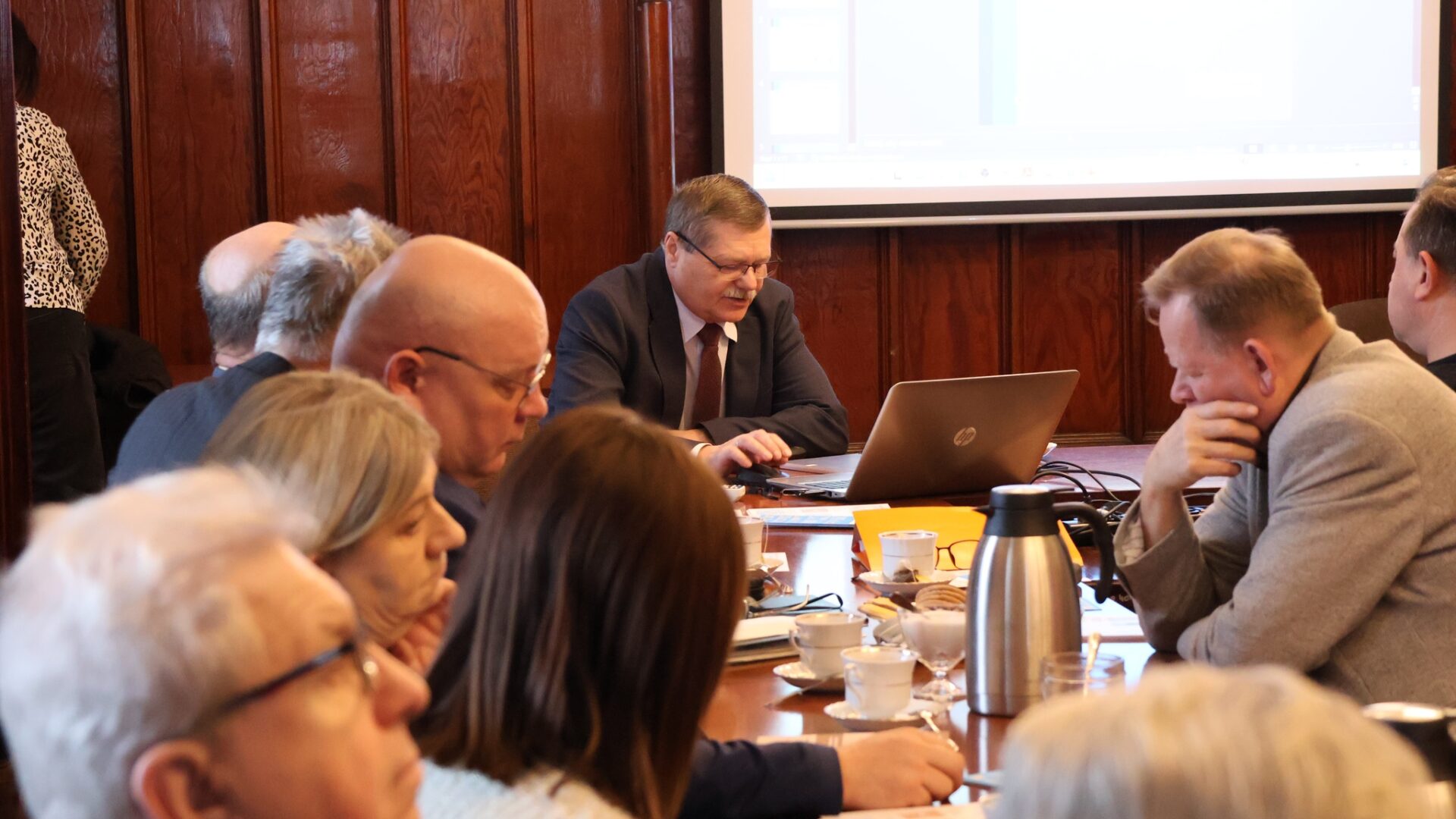 Prezesi ROD-ów z gminy Pleszew na noworocznym spotkaniu w sali sesyjnej ratusza.